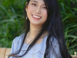 a headshot of Euna Cho on a bench outdoors